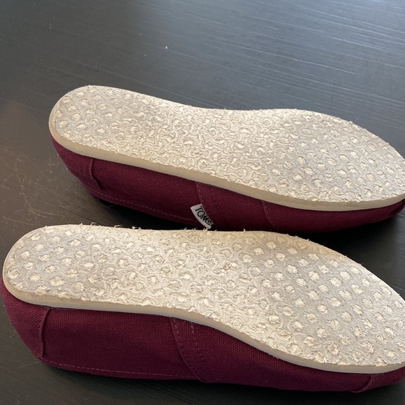 Tom’s Burgundy Flats - Picture 5 of 5